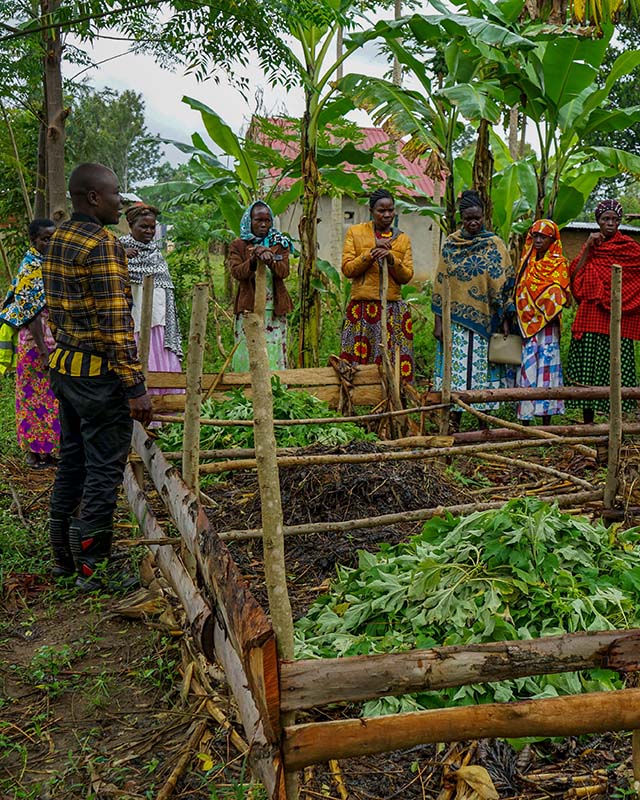 Asangai, notre instructeur en agriculture biologique, donne une formation à un groupe de bénéficiaires, leur apprenant à produire du compost en utilisant uniquement des ressources locales.